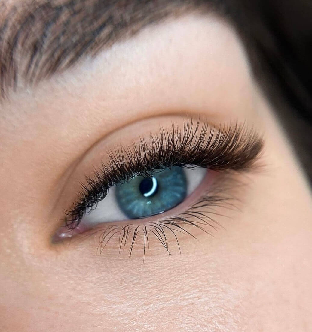 High-resolution image of a woman's eye with perfectly applied lash clusters, showing precision and style.Lash Clusters, Beauty Trends, DIY Lashes, Makeup Tools, 2025 Beauty Products, Cluster Lashes, Lash Hacks