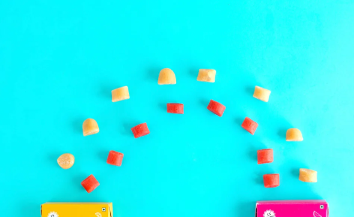 High-resolution image of a person chewing gum, with a dental model and ingredient icons (calcium, phosphate) beside them.